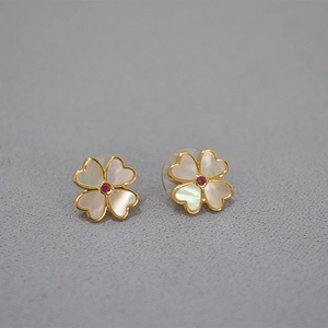 Boucles d'oreilles trèfle élégantes en nacre blanche avec des pierres centrales rouges