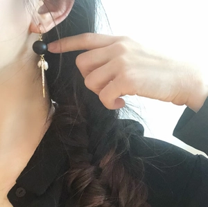 Elegant long baroque earrings with black beads, freshwater pearls and rhinestone tassels