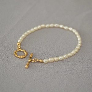 Détail du collier de perles de riz avec fermoir OT doré au design de bambou vintage