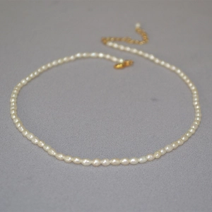 Collier élégant en perles d'eau douce avec fermoir mousqueton doré et chaîne réglable