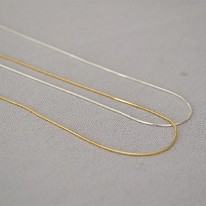 Catene a serpente minimaliste oro e argento con trama fine e finitura a 8 tagli lucidi
