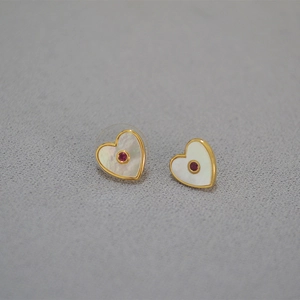 Boucles d'oreilles cœur dorées avec nacre irisée et pierre précieuse rouge au centre
