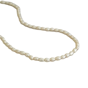 Collier élégant en perles de riz d'eau douce avec un lustre blanc crème sophistiqué