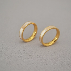 Bague minimaliste en laiton doré avec incrustation de nacre blanche et design élancé