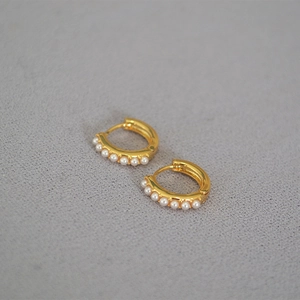 Minimalist gold-plated hoop earrings with small white pearls for daily fashion