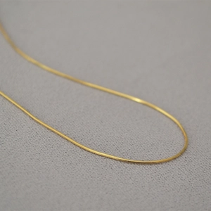 Collana minimalista a catena serpente dorata con superficie lucida a otto tagli