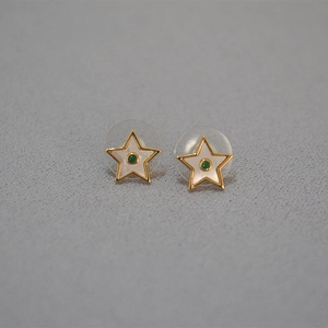 Boucles d'oreilles étoile dorées avec nacre, pierre verte et fermoirs en silicone souple