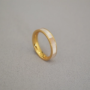 Bague minimaliste en laiton doré avec incrustations de nacre colorée mosaïque