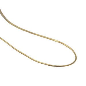 Collana a catena serpente dorata minimalista con texture a otto sfaccettature su sfondo bianco