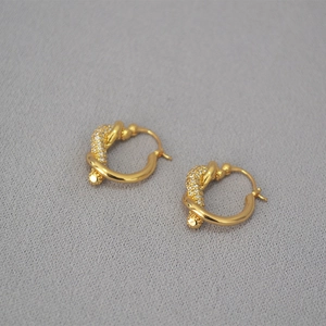 Orecchini a cerchio annodati placcati oro 18 carati con micro-pavé di zirconi luminosi