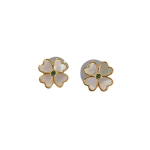 Boucles d'oreilles trèfle en or avec nacre irisée et pierres centrales vertes
