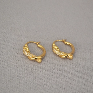 Eleganti orecchini a cerchio intrecciati placcati in oro con pavé di zirconi luminosi