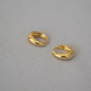 Boucles d'oreilles créoles gouttes dorées minimalistes avec finition polie miroir