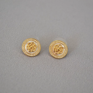 Boucles d'oreilles camélia en laiton doré avec nacre et pavé de zircons