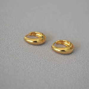Boucles d'oreilles créoles gouttes dorées minimalistes avec finition miroir polie