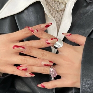 Anello irregolare argento con cristallo rosa e unghie finte stile punk con fiamme