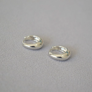 Boucles d'oreilles créoles minimalistes en laiton argenté au design goutte d'eau poli