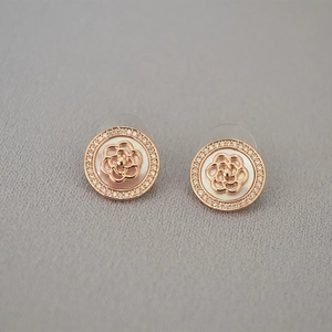 Boucles d'oreilles camélia en or rose avec zircons et incrustation de nacre