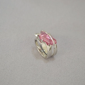Dettaglio del cristallo rosa in un anello d'argento irregolare dal design artistico