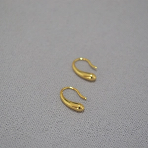 Elegante goldene Tropfenohrringe für Damen mit minimalistischem poliertem Metalldesign
