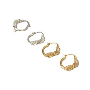 Orecchini a nodo eleganti in oro e argento con design a torsione e pavé di diamanti