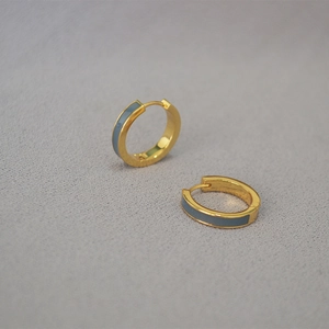 Boucles d'oreilles rondes plaquées or avec émail gris et fermeture à boucle