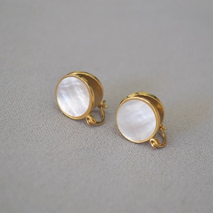 Boucles d'oreilles rondes plaquées or élégantes avec nacre colorée iridescente