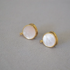 Boucles d'oreilles élégantes en laiton plaqué or avec nacre irisée incrustée