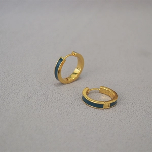 Élégantes boucles d'oreilles créoles dorées avec émail sarcelle fait main pour femmes