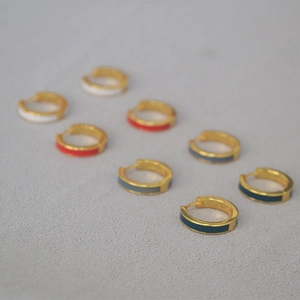 Vue détaillée de quatre paires de petites créoles en émail coloré et laiton doré
