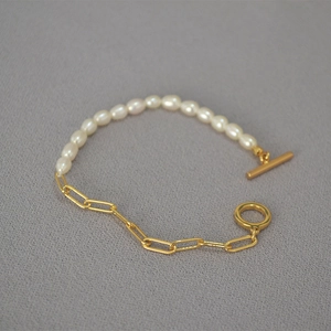 Détail du bracelet perles d'eau douce et chaîne trombone dorée avec fermoir à bascule