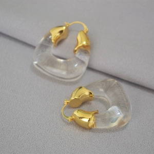Chic gold-plated U-shaped resin hoop earrings with a transparent geometric ring design