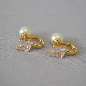 Eleganti orecchini a cerchio in ottone placcato oro con perle bianche e zirconi quadrati