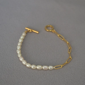 Bracelet élégant en perles d'eau douce avec chaîne trombone dorée et fermoir à bascule
