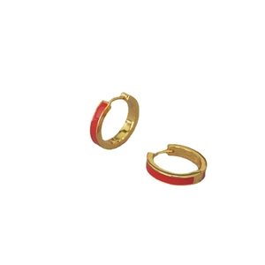 Boucles d'oreilles créoles minimalistes en laiton doré avec émail rouge sur fond blanc