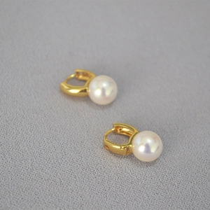 Eleganti orecchini a cerchio in ottone dorato con lucide perle bianche da donna