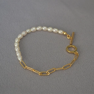 Bracelet élégant en perles et chaîne trombone dorée avec fermoir à bascule chic