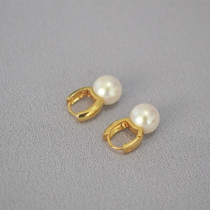 Orecchini Huggie Con Künstliche Perle Ottone Placcato Oro 18K Minimalista Elegante Gioielli Quotidiani Per Donne
