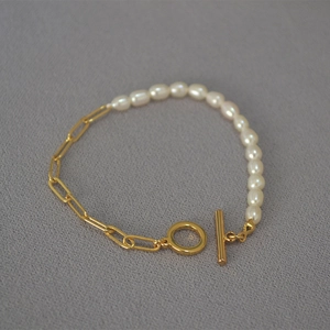 Bracelet élégant en perles d'eau douce et chaîne trombone dorée avec fermoir en T rétro