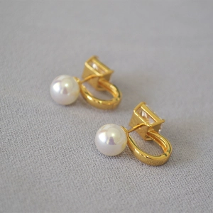 Orecchini in ottone placcato oro con zircone rettangolare e perla bianca dal design moderno