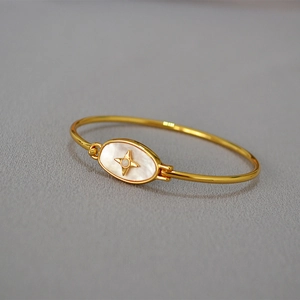 Bracelet jonc en laiton doré avec nacre blanche et design d'étoile en opale chic