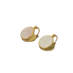 Boucles d'oreilles élégantes en laiton doré avec nacre blanche ronde aux reflets irisés
