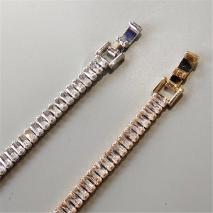 Détail de bracelets tennis argent et or avec pierres de zircon et fermoir de sécurité
