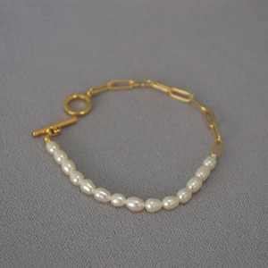 Détail du bracelet en perles d'eau douce et chaîne trombone dorée avec fermoir à bascule OT