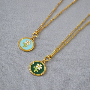 Collier Pendentif Fleur en Émail Fait Main en Laiton Vintage Or Marguerite Florale Circulaire Chaîne Bijoux pour Femmes