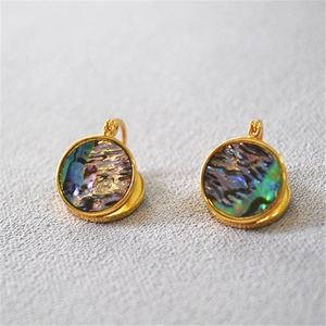 Détails de boucles d'oreilles en laiton doré avec incrustation d'abalone multicolore