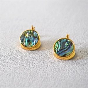 Élégantes boucles d'oreilles en laiton plaqué or avec disques colorés en nacre d'abalone