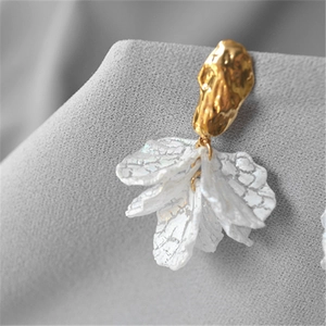 Elegant 925 silver needle fish tail earrings with gold texture and white petal fringe