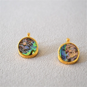 Boucles d'oreilles rondes plaquées or avec incrustations en nacre d'abalone irisées