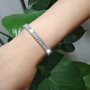 Élégant bracelet tennis en argent avec zircons taille émeraude porté au poignet
